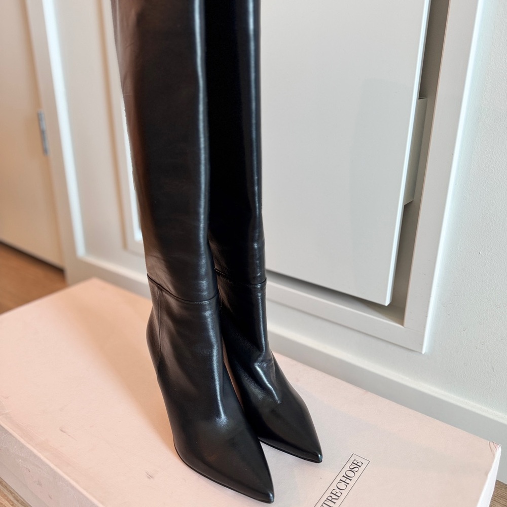 Black Knee-High Heeled Boots with Pointed Toe